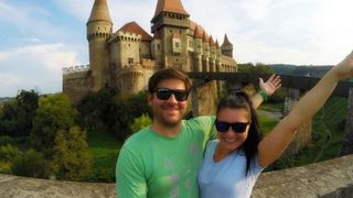 Cine sunt cei doi americani care au jignit crunt Romania! Harry si Audrey au trait la periferia orasului Chicago si au vandut tot ca sa calatoreasca