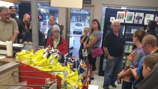 A reusit cu o postare pe Facebook sa schimbe viata unui om! Cum a ajutat un tanar, proprietarul unui mic restaurant, sa atraga clienti