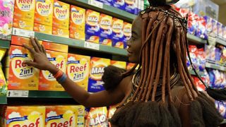 Fotografii uimitoare. O femeie dintr-un trib african intra pentru prima oara intr-un supermarket. Iata ce reactie a avut