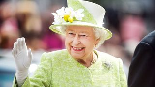 Vrei sa locuiesti la Palatul Buckingham alaturi de Regina Angliei? Uite ce trebuie sa faci