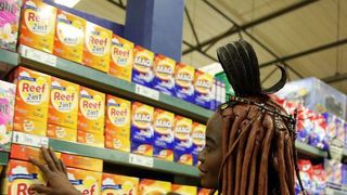 Imaginile care fac inconjurul lumii. Cum reactioneaza o femeie dintr-un trib cand intra intr-un supermarket