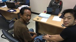 Desi era doar un om al strazii, a rezistat tentatiei si a predat politiei portofelul gasit. Acest gest i-a schimbat barbatului viata