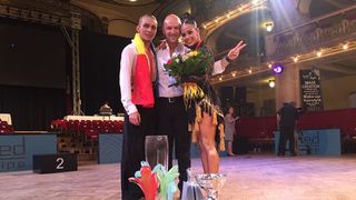 Andra Pacurar si Alexandru Miculescu, fericiti, alaturi de antrenorul lor, dupa ce au castigat campionatul mondial