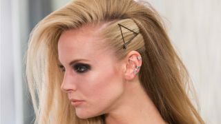 Stiai asta? Cum se folosesc corect agrafele de par. E posibil sa o fi facut gresit pana acum