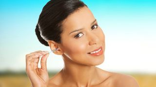 Tu stii sa folosesti corect betisoarele de urechi? Medicii ORL-isi avertizeaza ca tot mai multi oameni isi afecteaza timpanul prin folosirea inadecvata a betisoarelor