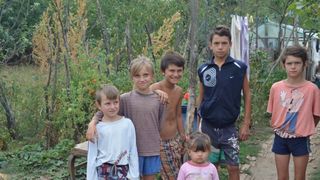 O familie din Teleorman s-a imprumutat la banca pentru a-si trimite cei sase copii la scoala. Cu cei 750 de lei imprumutati, parintii au reusit sa cumpere ghiozdane, rechizite si cateva haine