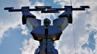 Statuia lui Prometeu de la Vidraru a fost ridicata acum 50 de ani si atrage turisti din toata lumea