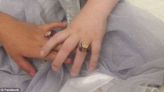 Ultima dorinta a unei fetite de 5 ani fost sa se casatoreasca cu prietenul ei, Damien. Cei doi au purtat inele cu Minnie si Mickie Mouse, iar la 5 ore dupa ce visul i s-a implinit, Mary a decedat