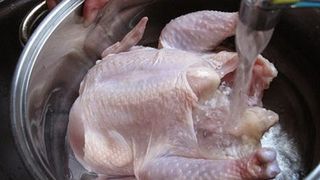 Tu speli puiul inainte sa il gatesti? Trebuie sa te opresti neaparat din a face asta! De ce nu e bine sa speli carnea de pasare