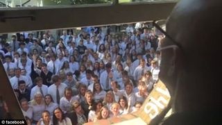 Emotionanta dovada de dragoste. 400 de elevi s-au strans in fata casei profesorului bolnav de cancer si i-au cantat acestuia mai multe melodii