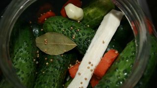 Cei mai buni castraveti murati! In Ardeal, gospodinele au un ingredient surpriza care le da un gust deosebit