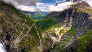 E cel mai spectaculos drum din nordul Europei! Cum arata Trollstigen sau Drumul Trolilor. Serpentinele te tin cu sufletul la gura, iar peisajul iti taie rasuflarea