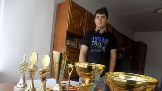 Povestea unui adolescent din Sibiu: Abandonat de mama la 6 luni, campion olimpic la sah la 15 ani. "Îmi place şahul pentru că te face să gândeşti, iar când joc, sunt în largul meu"