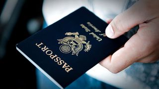 E scandalos ce a putut desena un politist de frontiera pe pasaportul unui barbat! S-a trezit cu o "stampila" de toata frumusetea pentru ca este evreu