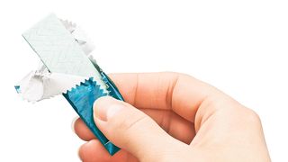 Iata cum puteti face un foc fara chibrituri sau bricheta! Guma de mestecat va vine in ajutor. Acest truc va poate salva viata