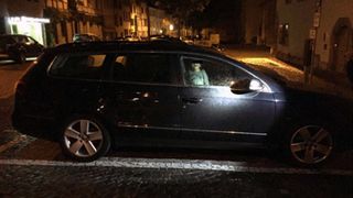 Un copil de doi ani a fost lasat singur in masina, in toiul noptii. In acest timp, mama sa se distra in club cu prietenii