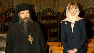 Pe piciorul drept are mai multe simboluri si cuvantul karma