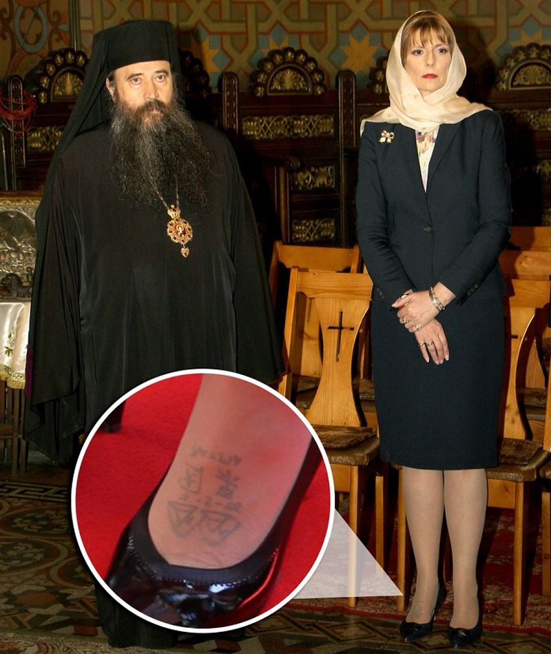 Pe piciorul drept are mai multe simboluri si cuvantul karma