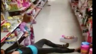 Efectele devastatoare ale drogurilor. O fetita plange si incearca sa isi trezeasca mama, care zace inconstienta pe podeaua unui magazin, printre rafturile cu jucarii. Femeia era drogata