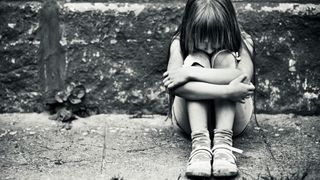 Si-a sacrificat cariera pentru a-si ajuta fiicele, atlete, sa isi indeplineasca visul olimpic. In realitate, le-a oferit acestora 14 ani de abuzuri sexuale, molestare si tortura, cu acordul sotiei