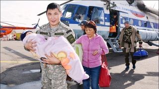 Un baietel de trei ani a supravietuit miraculos gerului siberian timp de 72 de ore. Bucatelele de ciocolata pe care le avea in buzunar l-au ajutat dupa ce s-a ratacit singur in padure