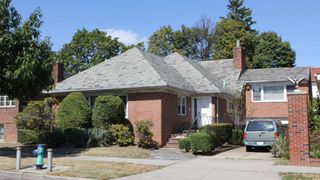 Un barbat decedat in urma cu 20 de ani a fost gasit in camera sa. In toti acesti ani, mama barbatului, nevazatoare nu a stiut ca la etajul superior al casei, se afla fiul pe care-l credea disparut