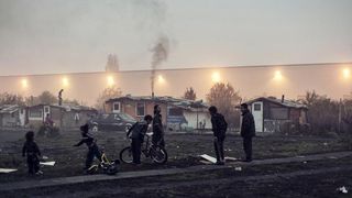 Imagini cu saracia in care traieste o comunitate de romi romani la periferia unui oras din Polonia