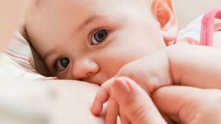 "Copilul e prea mare pentru a-l alapta si in plus, arati ca o tarfa". O mama a fost atacata intr-un supermarket pentru ca isi alapta baietelul