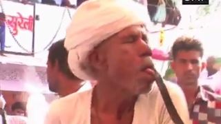 Momentul incredibil in care un om se lasa muscat de limba de o COBRA veninoasa. E inexplicabil ce se intampla dupa