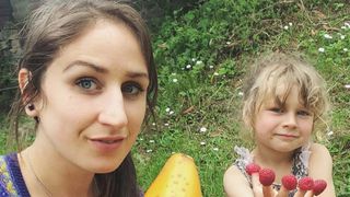 O mama isi hraneste fiica in varsta de 5 ani numai cu fructe si legume crude