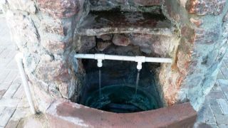 Apa "acra" de la Mocrea a ajuns sa fie consumata si dincolo de granitele Romaniei. Proprietatile ei curative atrag sute de oameni zilnic la acest izvor