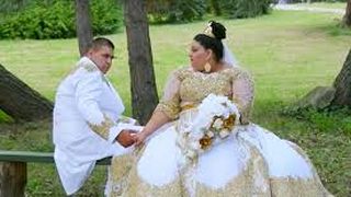 Cea mai extravaganta nunta! Cei doi miri din Slovacia au avut haine brodate cu fir de aur. Imaginile de la petrecere au devenit virale pe internet