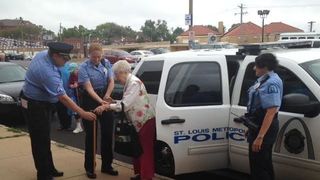 Cu masina de politie si incatusata. Asa a fost dusa o femeie in varsta de 102 ani la centrul pentru batrani