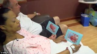 Desi i s-a spus ca este prea batrana sa fie mama, o femeie de 60 de ani a adus pe lume gemeni perfect sanatosi