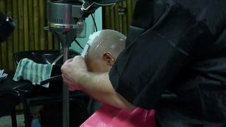 A ras de bolnavii de cancer, asa ca mama ei a ras-o in cap, drept pedeapsa