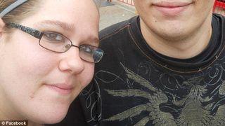 O fetita de sapte ani a sunat la scoala sa anunte ca parintii ei nu se mai trezesc. Acestia murisera din cauza unei supradoze, iar cei trei copii incercau cu disperare sa ii trezeasca