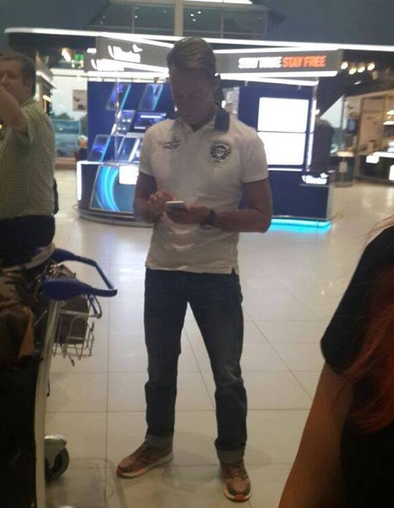 Radu Mazare a butonat telefonul in asteptarea imbarcarii