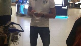 Radu Mazare a butonat telefonul in asteptarea imbarcarii