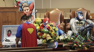 Funeralii emotionante ale baietelului de 6 ani, impuscat mortal la scoala. Sicriul a fost decorat cu personaje animate, iar oamenii au purtat costume de supereroi