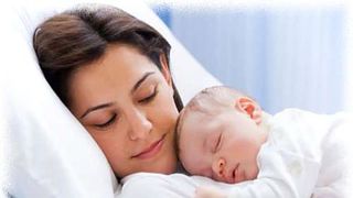 O mama vegana si-a hranit bebelusul de numai 11 luni doar cu nuci si fructe. Ce s-a intamplat cand a aflat tatal copilului