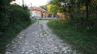 Satul Alun, cea mai ciudata localitate din Romania. Are un singur locuitor si un drum de 10 kilometri numai din marmura