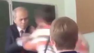 VIDEO: Un profesor in varsta este lovit de un elev pentru ca i-a cerut sa isi scoata castile din urechi in sala de clasa