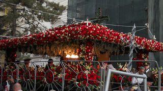 Povestea femeii care duce la Iasi in fiecare an mii de flori cu care impodobeste baldachinul cu moastele Sfintei Parascheva! &ldquo;Eram insarcinata si am avut un vis care m-a marcat!&rdquo;