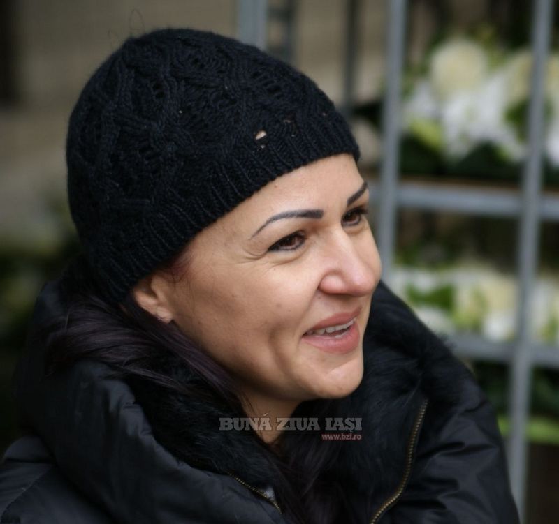 Florentina Bustei vine de 13 ani la Iasi pentru a impodobi baldachinul care adaposteste moastele