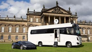 Aceasta e cea mai luxoasa locuinta pe patru roti. Costa de doua ori mai mult decat o casa in Marea Britanie! Interiorul e spectaculos!