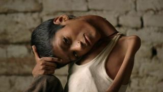 Povestea baiatului care a vazut lumea cu susul in jos timp de 13 ani. Acum, un strain i-a schimbat viata