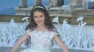 O fetita de 6 ani din Romania a cucerit intreaga lume cu frumusetea ei. Sara Buzdun a luat locul I la concursul "Little Miss World"