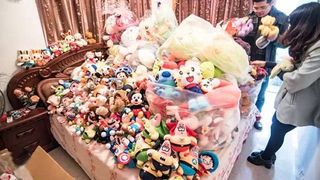 Dupa ce a scos 3.000 de premii din "masinile cu gheara", un barbat a fost rugat de proprietarii aparatelor sa nu mai joace