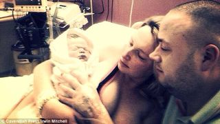 Imagini tulburatoare! S-au fotografiat cu bebelusul lor nascut mort. Tragedia a avut loc dupa ce o asistenta i-a dat femeii insarcinate paracetamol, desi ea trecea prin chinuri cumplite