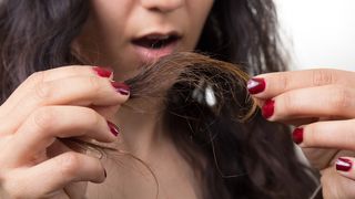 Spune "adio" varfurilor despicate! Tratamentul care te va scapa de aceasta problema, fara sa-ti tunzi parul